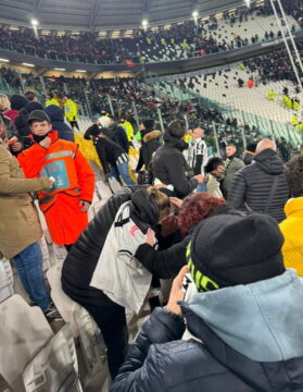 Follia in Juve – Roma: tifoso ospite lancia seggiolino in testa ad un tifoso di casa