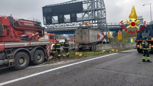 Camion si schianta contro un pilone: morto camionista in A4