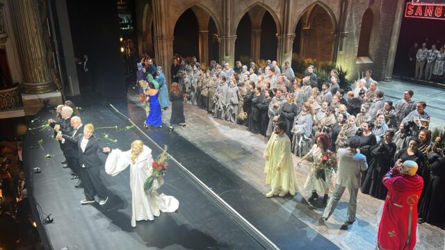 Il San Carlo inaugura la sua 286 stagione di opera e danza. Chi c’era e chi non c’era. Approfondimento di Mino Cucciniello