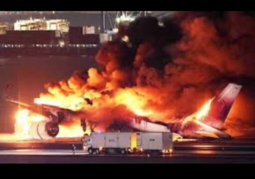 Incidente tra aerei in pista, uno prende fuoco: 5 morti