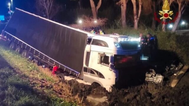 Tragedia: sfondata cabina di un camion da un paletto che trafigge l’autista