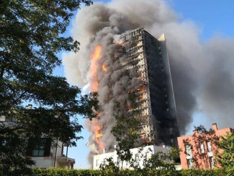 Un palazzo brucia a Milano: nessun ferito tra gli inquilini