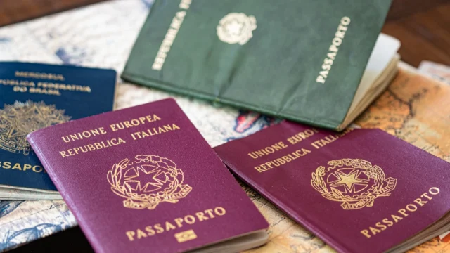Rilasciavano passaporti in tempi più brevi in cambio di soldi: arrestati