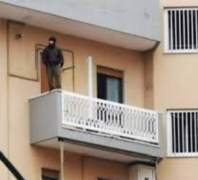 23enne bloccato sul balcone: minaccia di gettarsi dal quinto piano