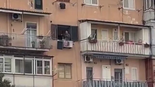 Ultim’ora, uccide la moglie ed inizia a sparare dal balcone di casa: panico tra i residenti