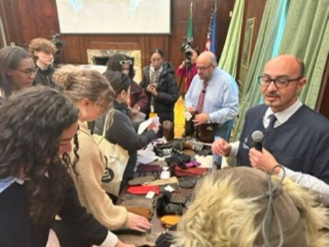 A New York i guantai napoletani rilanciano: l’intelligenza artigianale per conquistare i mercati internazionali