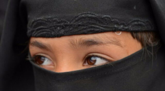 Bimba di 10 anni col niqab: la maestra la costringe a toglierlo