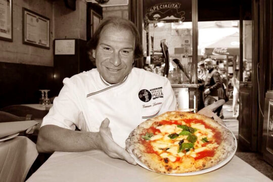 Il Sindaco Manfredi consegna la targa del Comune all’Antica Pizzeria Port’Alba
