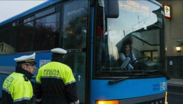 Autista del bus donna: i ragazzi a bordo gridano “Stupro! Stupro!”