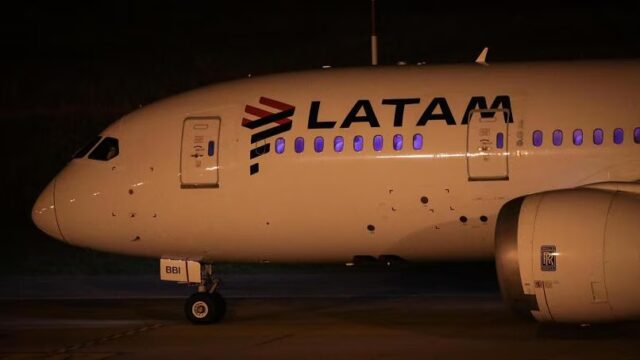 Aereo perde quota, passeggeri sbalzati via: paura a bordo di un Boeing 787