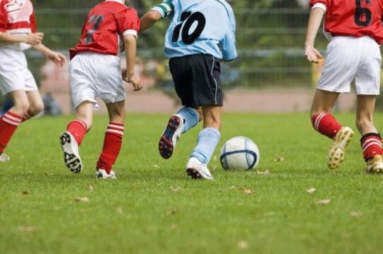 Tragedia sul campo da calcio: giovane calciatore muore dopo un malore