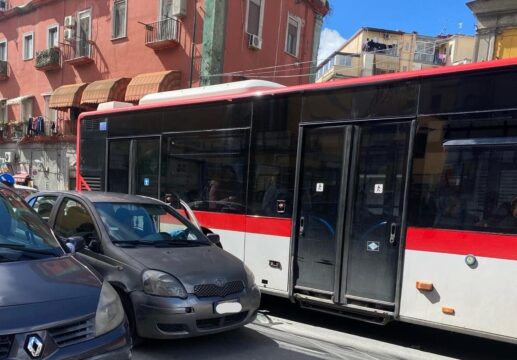 Napoli, parcheggia male l’auto e il bus trancia la portiera: nessun ferito ma tanta paura