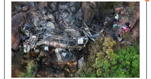 Autobus precipita e prende fuoco: 45 morti, salva miracolosamente una bimba di 8 anni