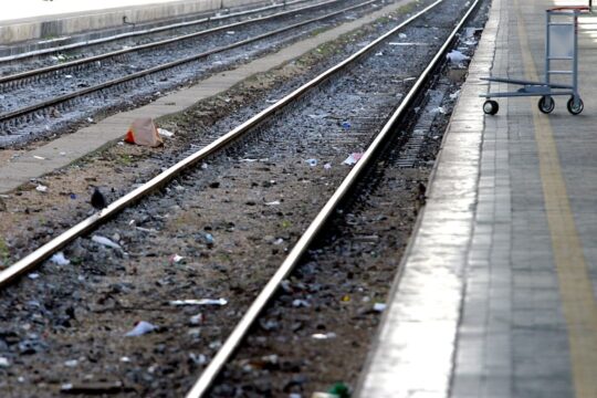 Macchinista vede donna sui binari, ma non riesce a fermare il treno: tragedia