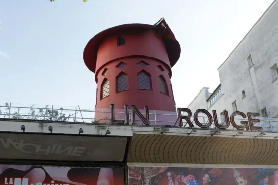 Cedono le pale del famoso “Moulin Rouge”: paura a Parigi