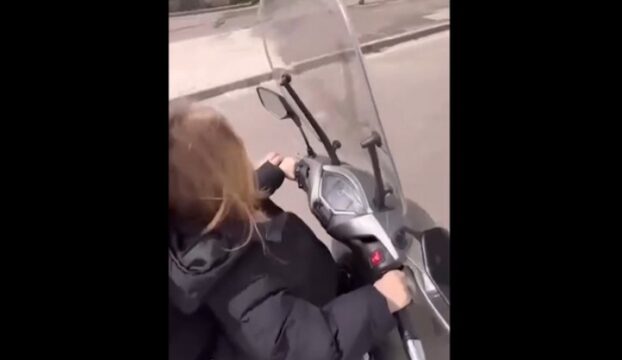 Bambino di 6 anni alla guida di uno scooter. Il padre: «Da solo, buon sangue non mente». Il video è virale