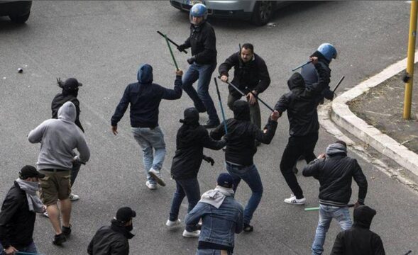 Ultim’ora, violenti scontri tra tifosi per il derby di Roma: bombe carta contro la polizia