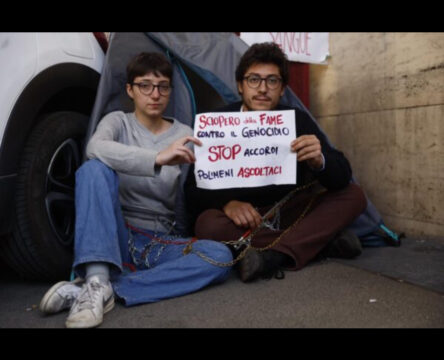 Studenti incatenati e in sciopero della fame fuori La Sapienza