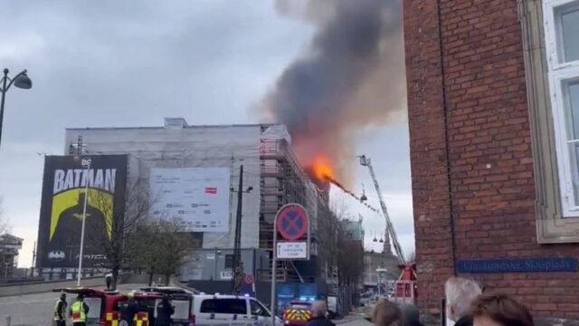 Maxi incendio alla Borsa di Copenaghen: venuta giù la torre ed evacuati il Parlamento ed il Governo
