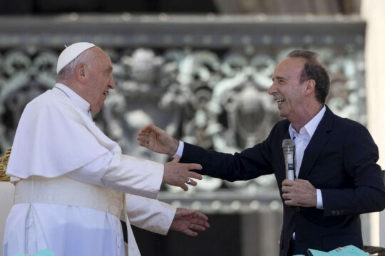 Giornata mondiale dei bambini, Benigni dal Papa: “Insieme alle elezioni, noi il campo largo”