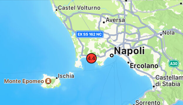 Ultim’ora, fortissima scossa di terremoto ai Campi Flegrei. Gente in strada a Napoli e caos sui social