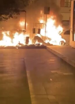 Non paga il parcheggiatore abusivo e viene dato fuoco alla sua auto: la denuncia sui social