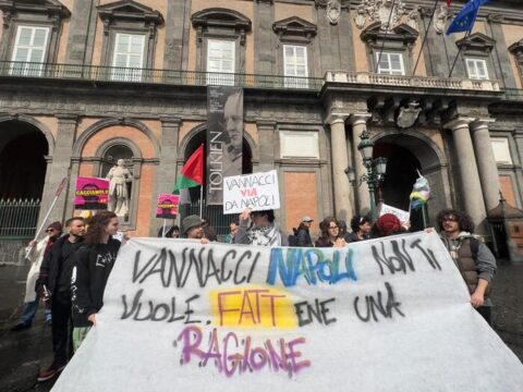 Scontri a Napoli tra manifestanti e polizia, Vannacci contestato: “Non ti vogliamo”