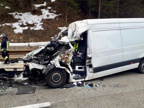 Tragedia sull’A22: camion travolge furgone, 2 morti e 7 feriti