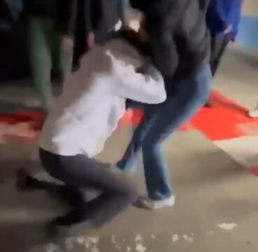 Violenza choc: 14enne aggredita da un branco di ragazze, video virale sui social