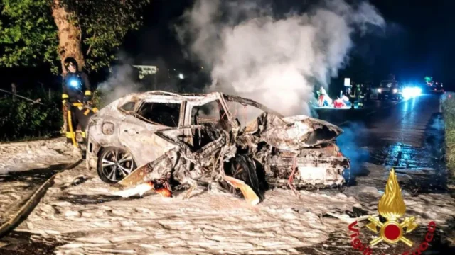 Auto si schianta e prende fuoco: muore una donna di 51 anni