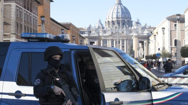 Parroco con pistola e taglierino a San Pietro: “Sono per difesa personale”