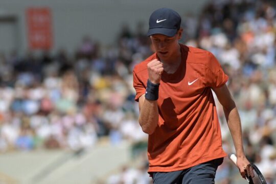 Jannik Sinner è il numero 1 al mondo e raggiunge anche la semifinale al Roland Garros
