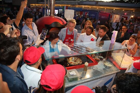 Manfredi al Pizza Village: “Napoli sta stringendo un patto con il mondo”