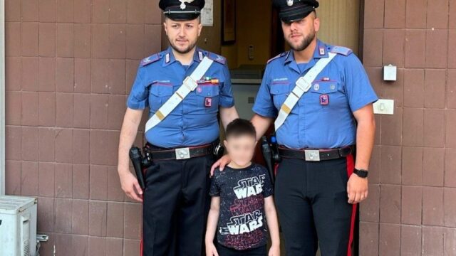 Carabinieri scortano bambino di 7 anni che sta correndo verso l’ospedale e gli salvano la vita
