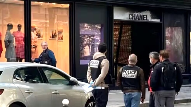 Maxi-furto a Parigi: svaligiata boutique di Chanel, bottino stimato dai 6 ai 10 milioni
