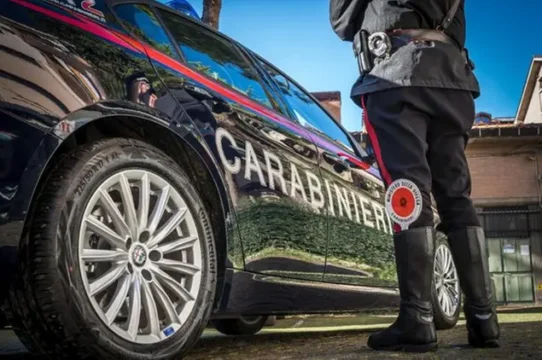 Porta in giro il figlio con problemi psichici con un guinzaglio: “è posseduto da un demone”, arrestato