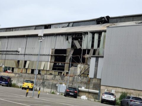 Fortissima esplosione in una fabbrica di alluminio: 8 feriti, 5 in gravi condizioni