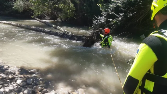 Educatrice e tre bambini bloccati tra le acque del fiume: salvati dai vigili del fuoco