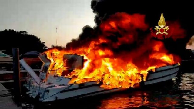 Due imbarcazioni a fuoco e poi esplose: paura in un cantiere navale