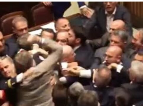 Rissa alla Camera: Iezzi (Lega) aggredisce Donno (M5S) a pugni. Il deputato finisce a terra e si sente male, intervengono i medici