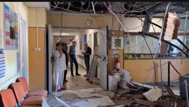 Paura all’ ospedale di Ischia : crolla il controsoffitto. Un ferito e pazienti trasferiti