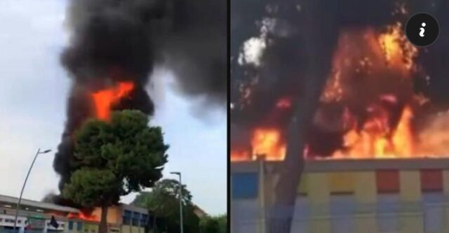 Spaventoso incendio in una scuola: colonna di fumo nero altissima, aria irrespirabile