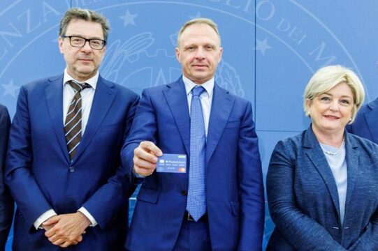 Torna la Social Card, la carta anti povertà: sale da 460 a 500 euro