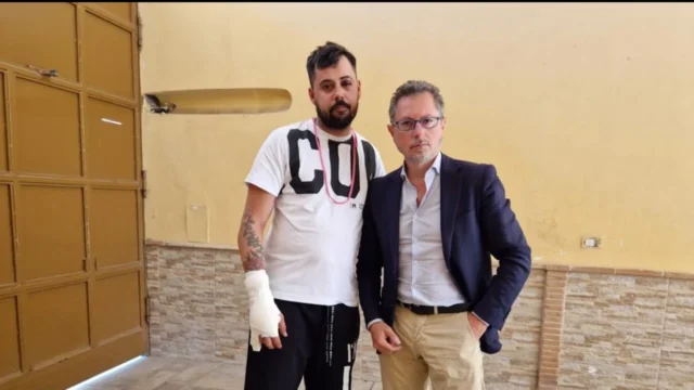 Enrico, picchiato dal parcheggiatore abusivo: ora licenziato perché considerato inabile