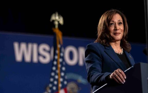 Kamala Harris in Wisconsin: “Conosco Trump è un imbroglione”, intanto i sondaggi la danno al 44%