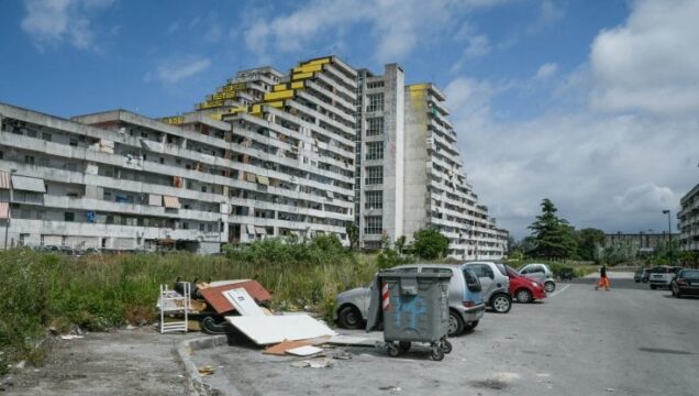 Tragedia a Napoli,crolla un ballatoio di una vela: morti e feriti