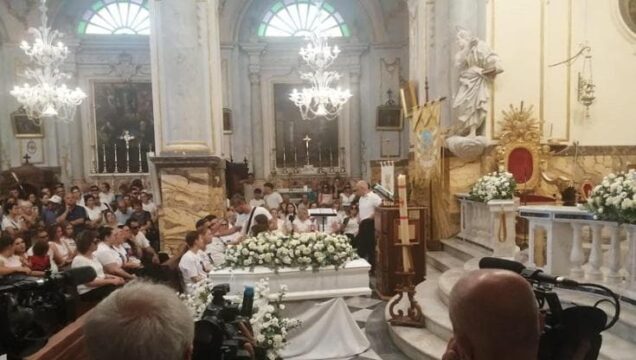 I funerali del piccolo Vincenzo, morto nel pozzo: “Vogliamo giustizia”