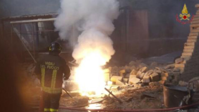 Esplosione devastante in una fabbrica di fuochi d’artificio: tre feriti