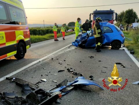 Auto si schianta contro camion dei rifiuti: morto un 25enne e un 45enne