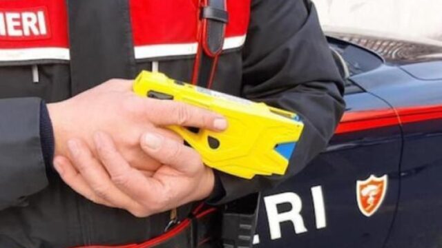 I carabinieri usano il taser, l’uomo accusa un malore e muore